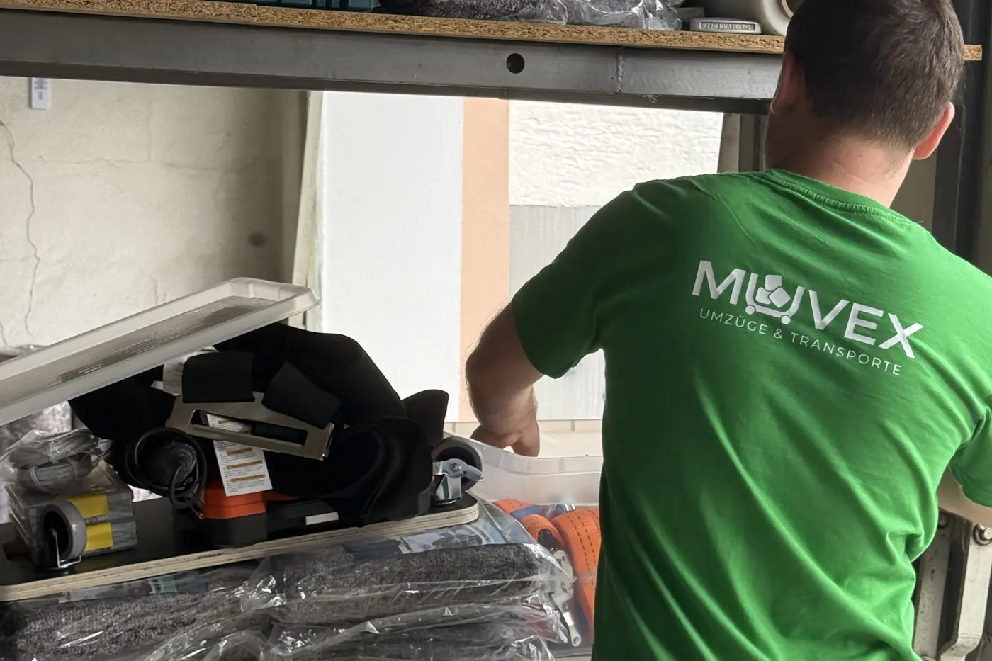 Umzugsmaterial im Muvex-Lager in Gummersbach: Möbeldecken, Folie und Werkzeug
