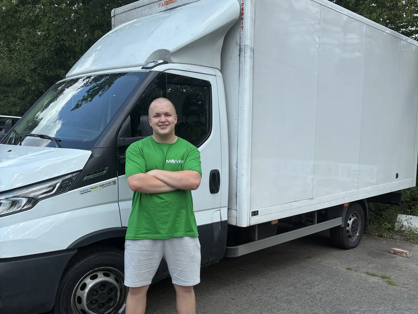 Muvex-Mitarbeiter vor dem Umzugs-Lkw — Umzug in Köln