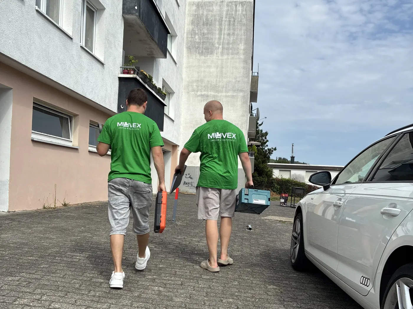 Muvex-Team auf dem Weg zur Wohnung des Kunden — Umzug in Bonn