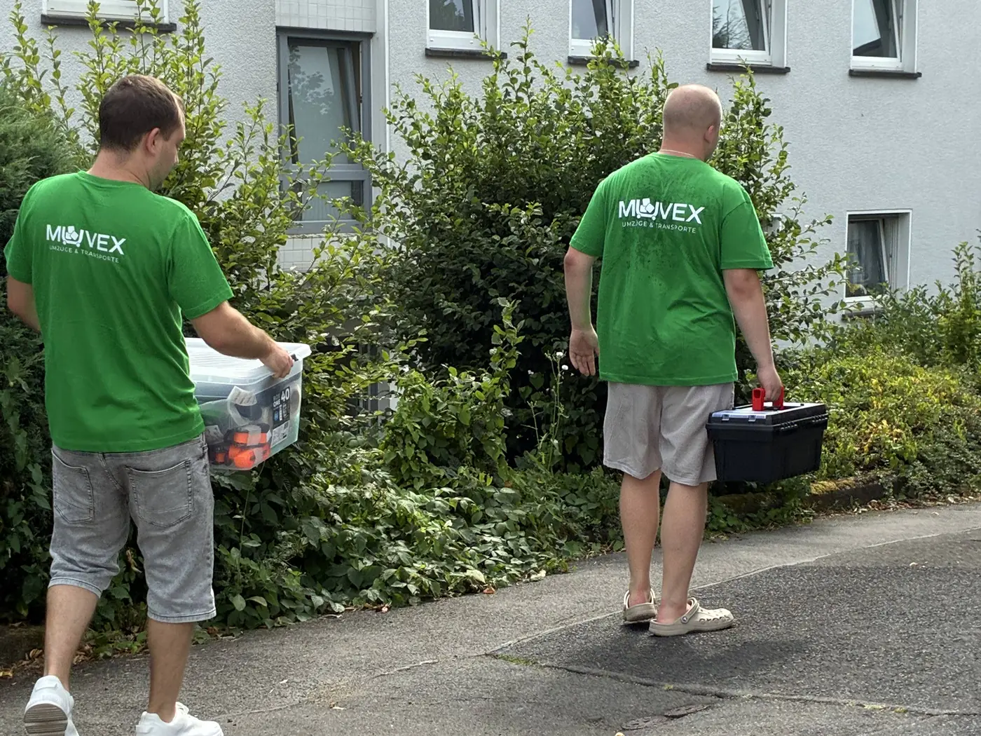 Muvex-Mitarbeiter mit Werkzeug und Umzugsmaterial am Einsatzort — Umzug in Siegen