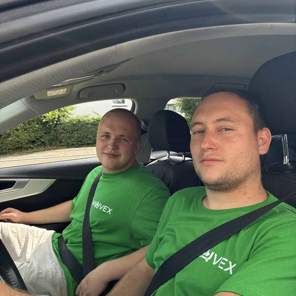Muvex-Team im Transporter auf dem Weg zum kurzfristigen Umzugstermin